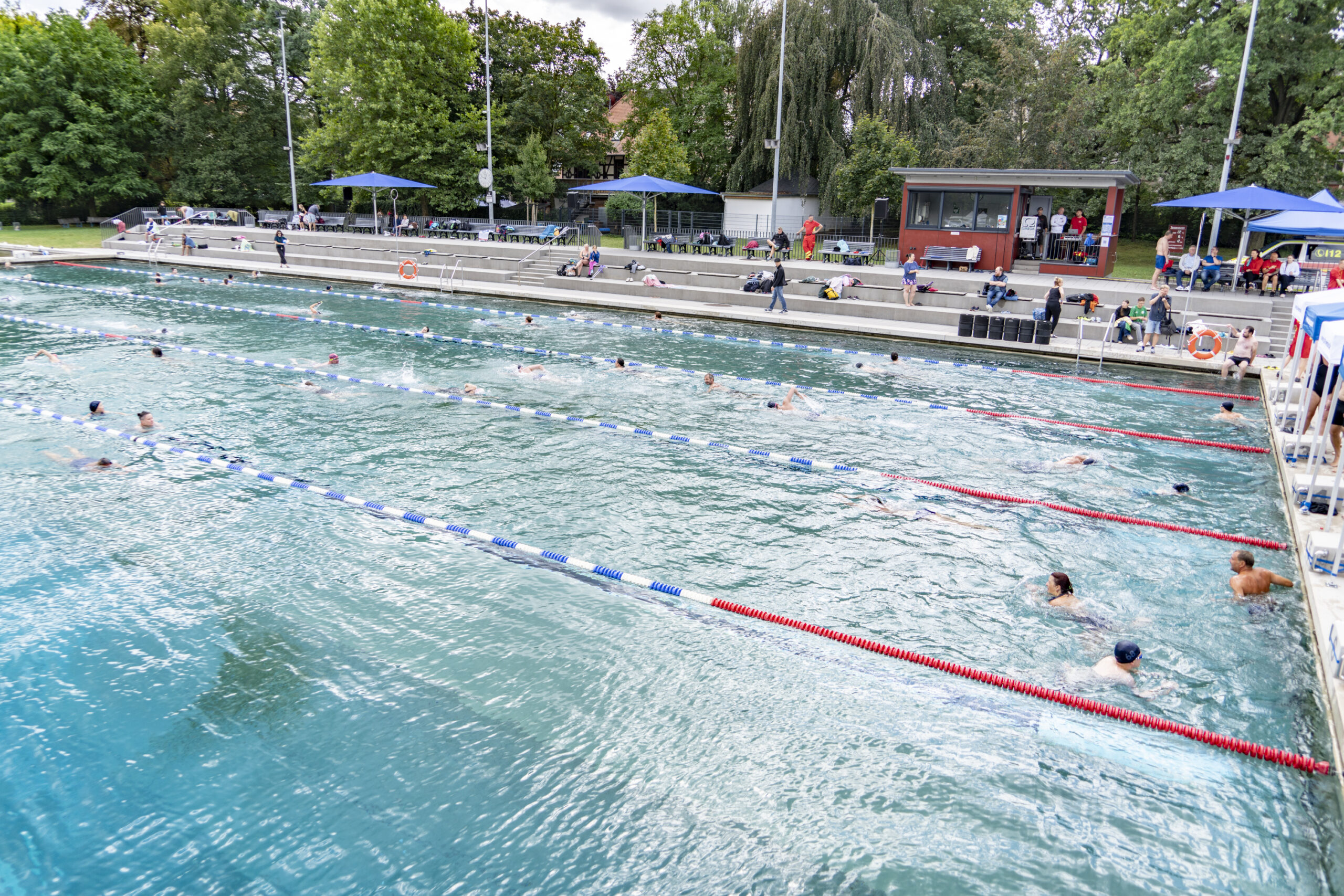 Gemeinsam Bahn für Bahn: Spendenschwimmen unterstützt Kita Hufeland